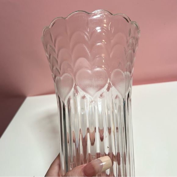 Vintage retro heart detail scalloped trim vase - Picture 2 of 6